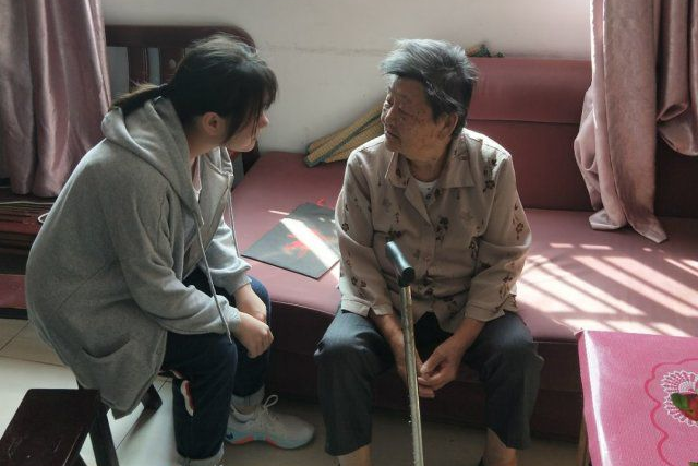 与家人洽谈甚欢.png