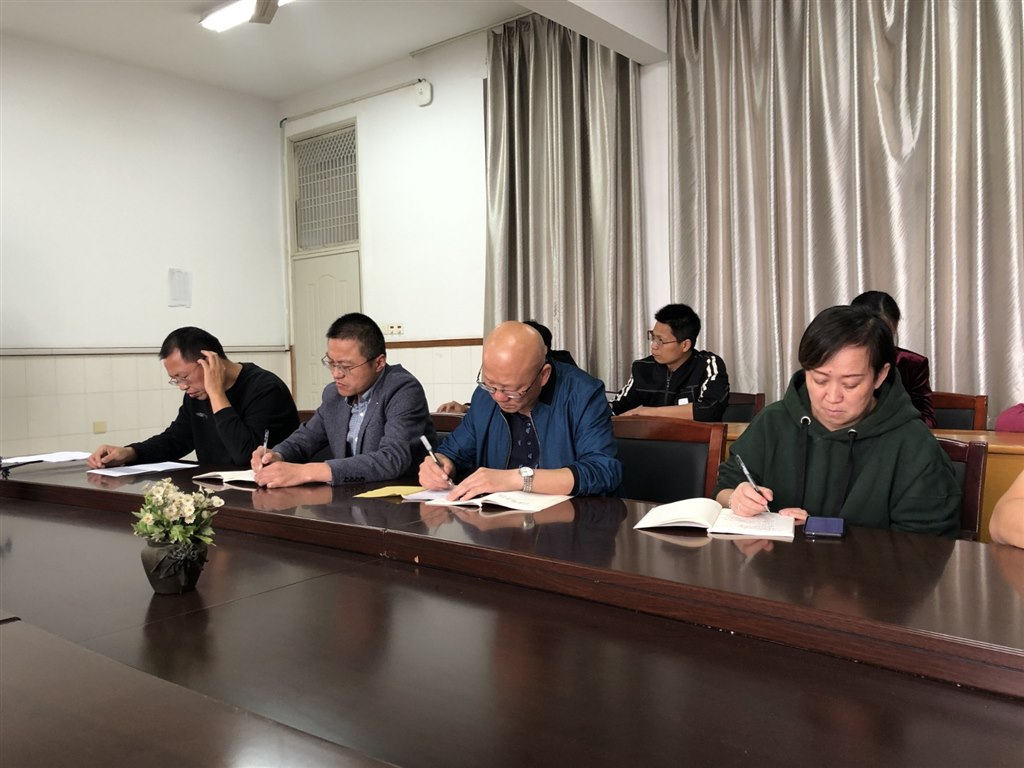04党员积极发言.jpg