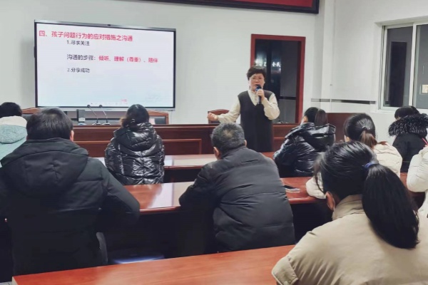 管老师讲课中.jpg