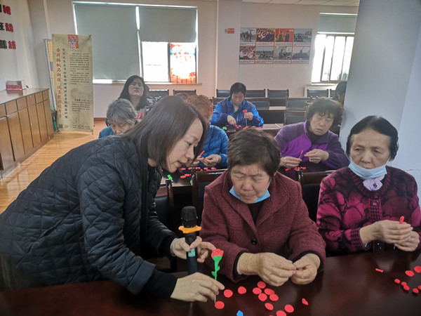 东方社区制作玫瑰花.JPG