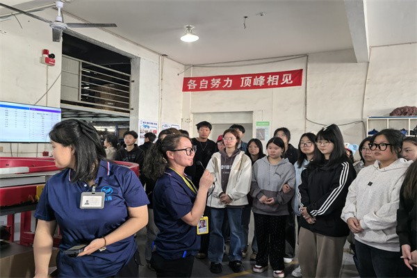 2参观公司仓库打包区.jpg