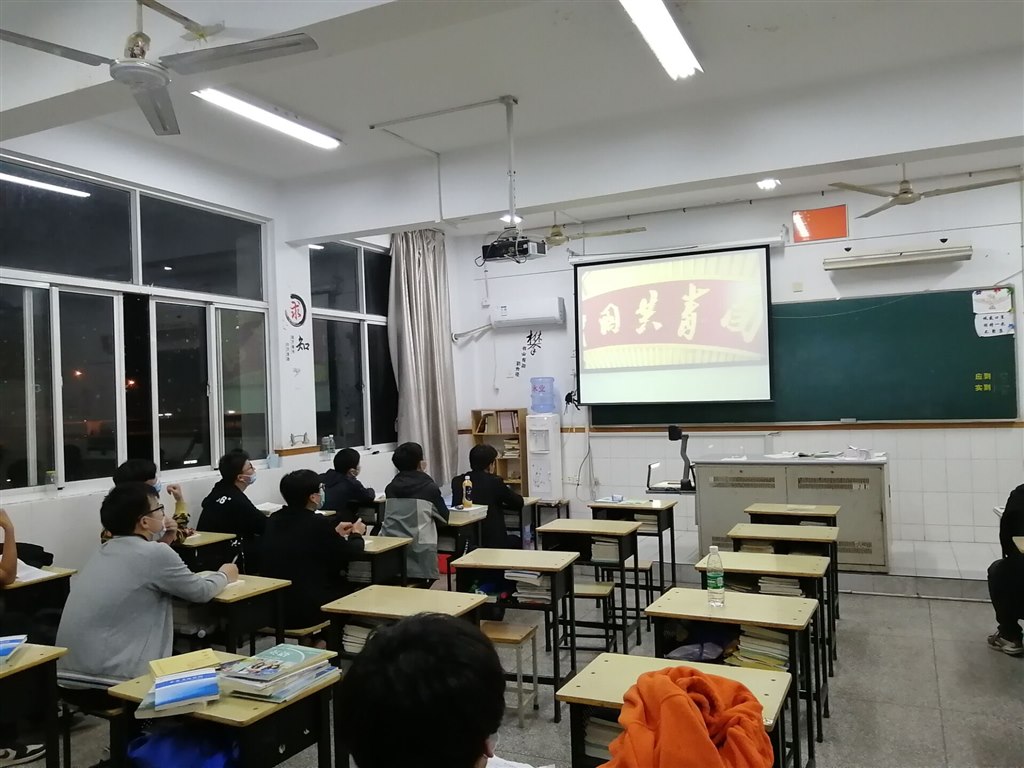 汽车学子观看网上团课1.jpg