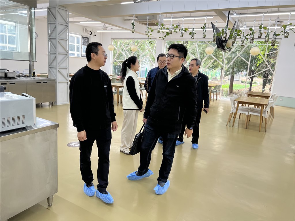 2走访企业之参观员工食堂.JPG