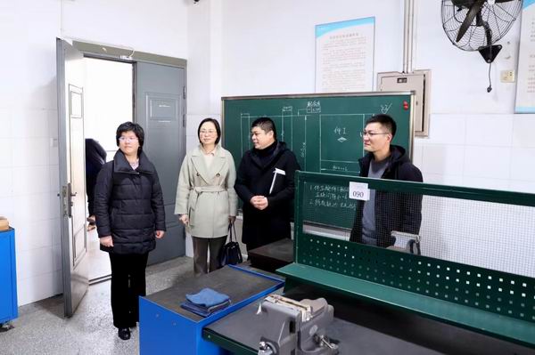 1-2江苏理工学院党委常委、副校长俞亚萍一行察看考场.jpg