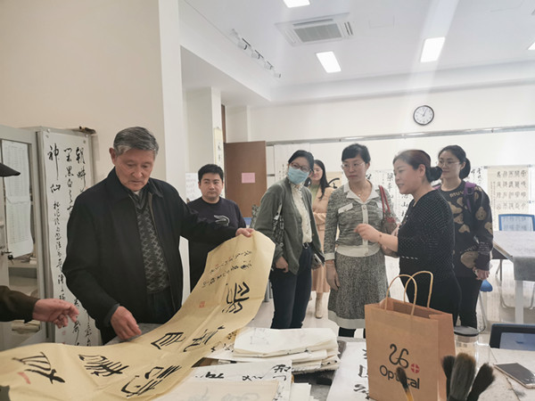 1参观书画室.jpg
