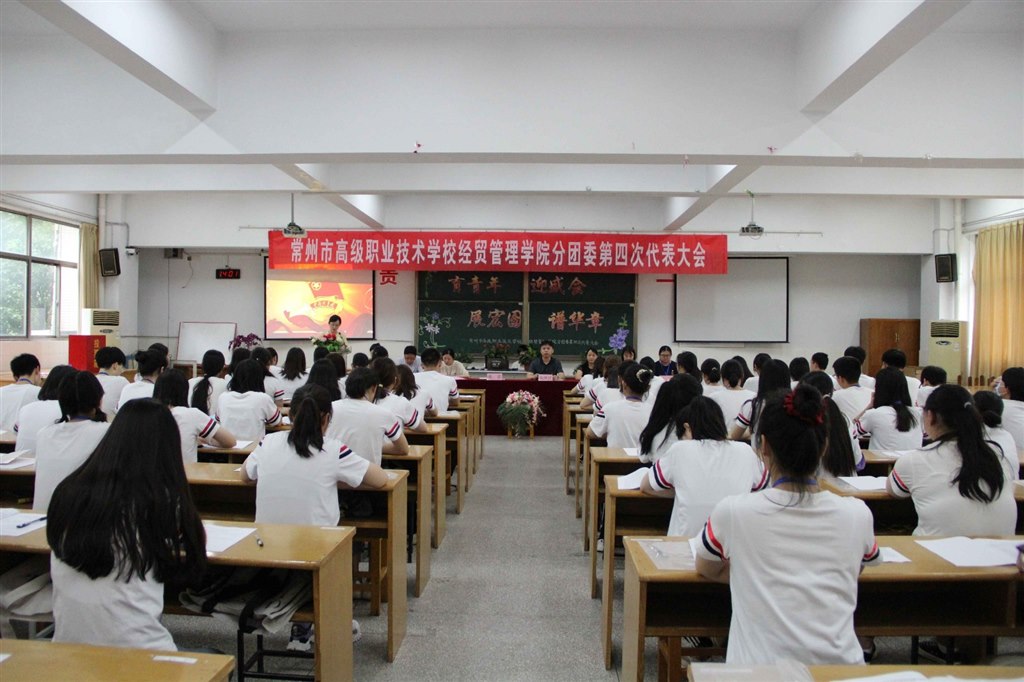 代表认真聆听.jpg