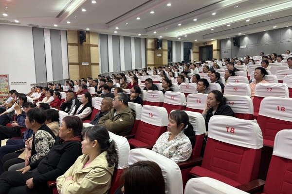 认真聆听.JPG