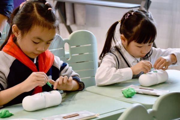 5学生认真创作.png