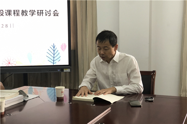 封教授对课程进行指导_副本.jpg