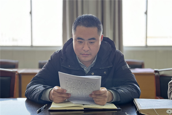 预备党员张朋涛宣读入党志愿书_副本.jpg