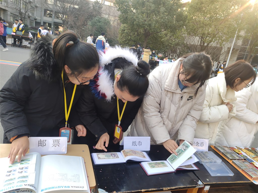 同学们围观.jpg