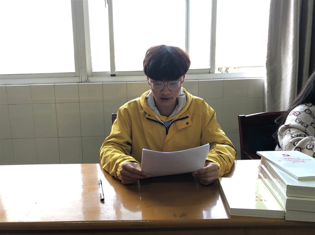 党员发展大会预备党员宣读入党志愿书.JPG