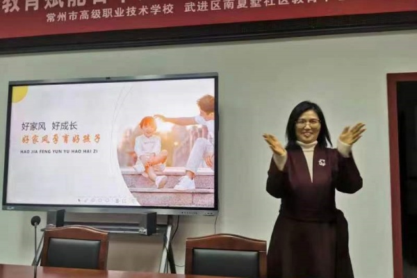 刘老师讲课中.jpg
