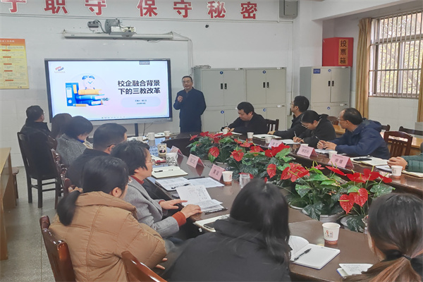 2 吴仁玉院长作介绍.jpg