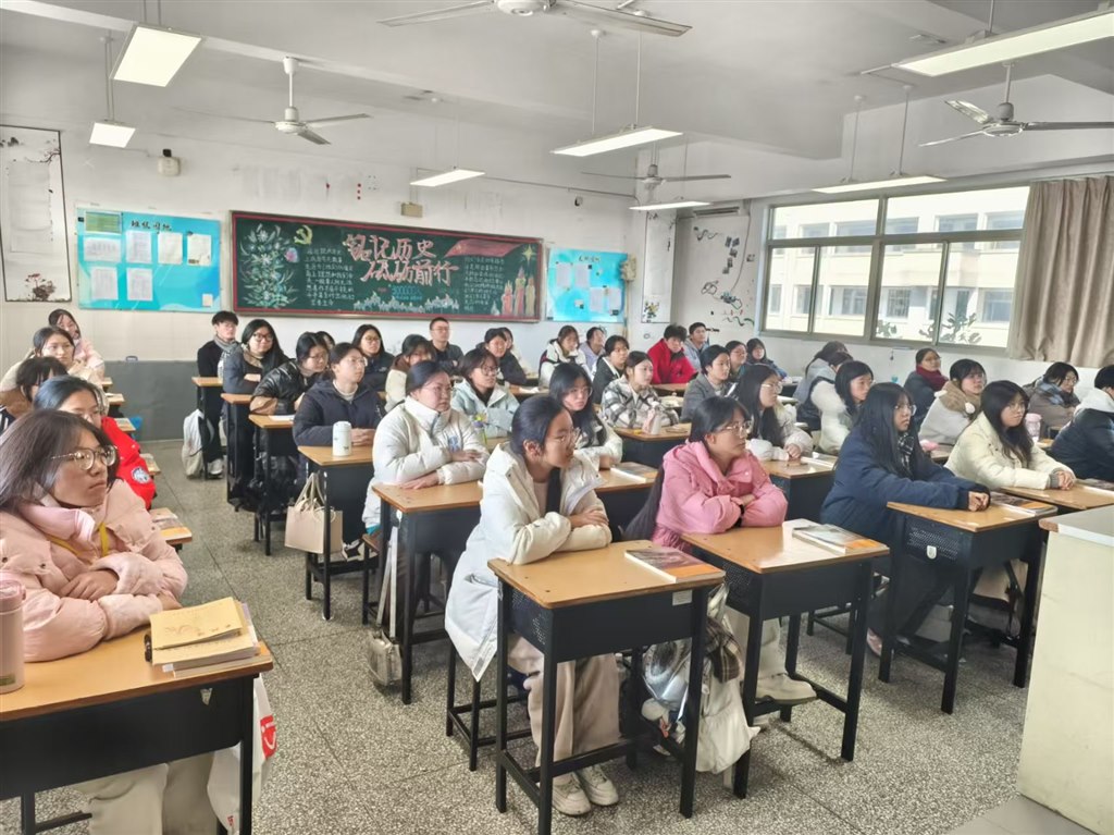 同学们认真聆听.jpg