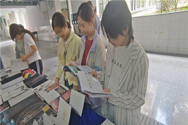 同学们在认真欣赏作品1_副本.jpg