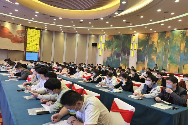 培训学员认真答题_副本.jpg