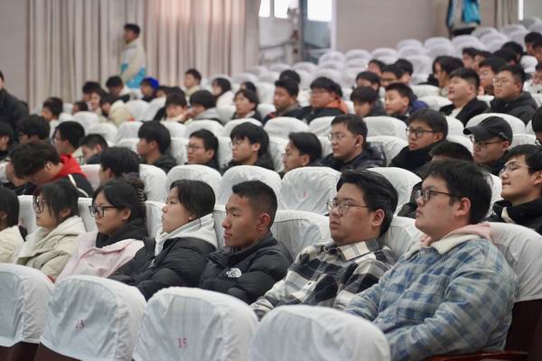 3在场师生认真听讲.jpg