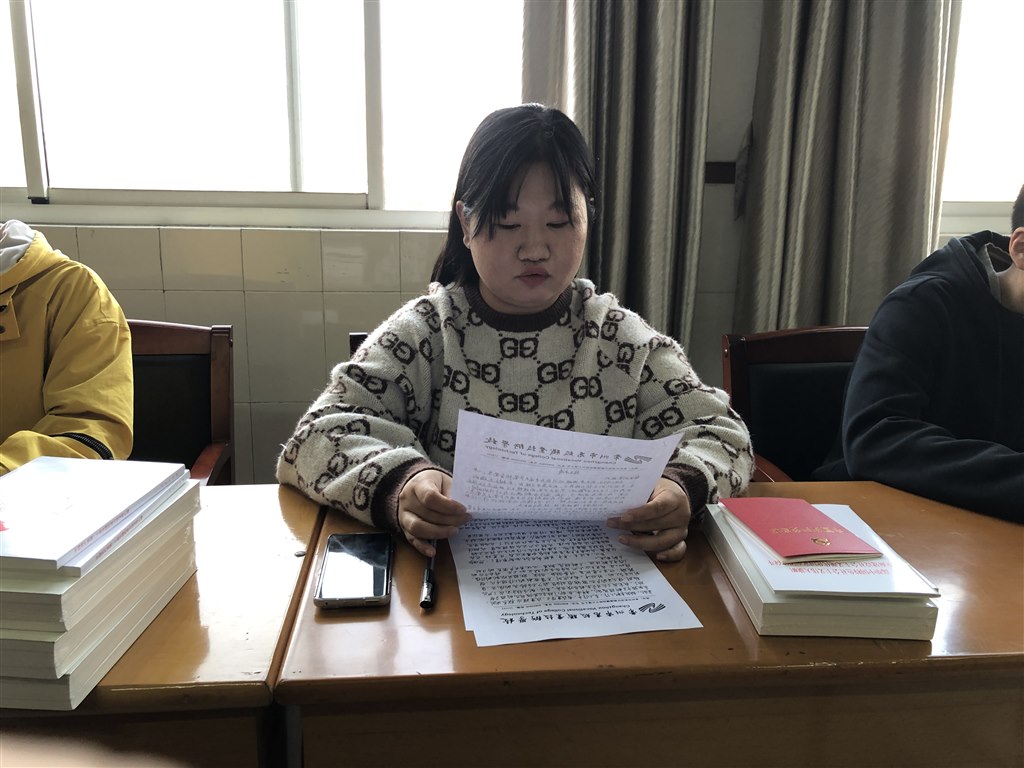 党员转正大会转正党员朱琳宣读转正申请书.JPG