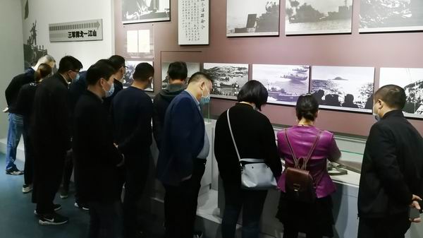 参观纪念馆.jpg