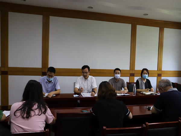 吴文杰院长主持会议.JPG