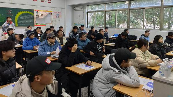 同学们认真听讲.jpg