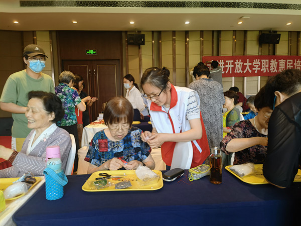 3做香囊.JPG