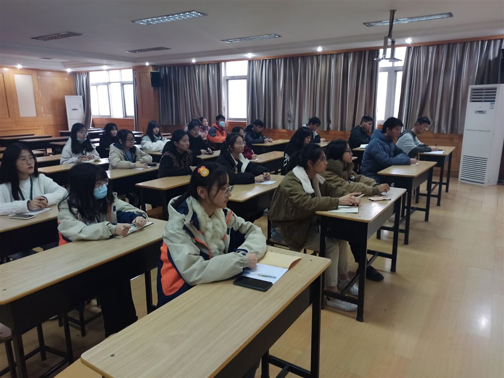 团干们认真听讲，学习领悟 - 青蜂看图.jpg