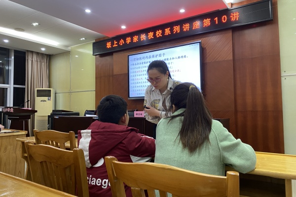 热烈的讨论.jpg