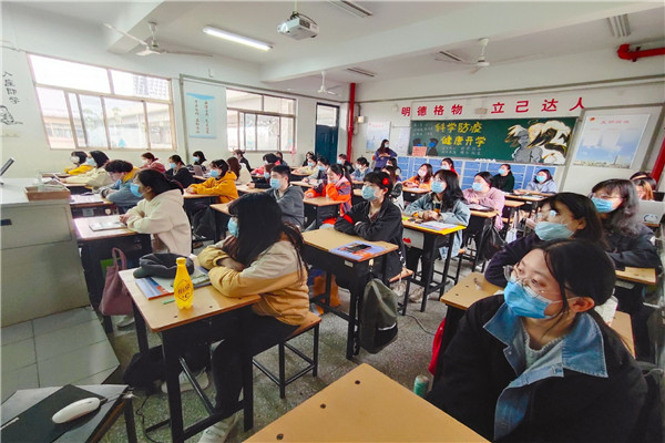 同学们在认真聆听主持人的介绍.jpg