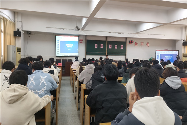 计算机网络班学生认真聆听1.jpg
