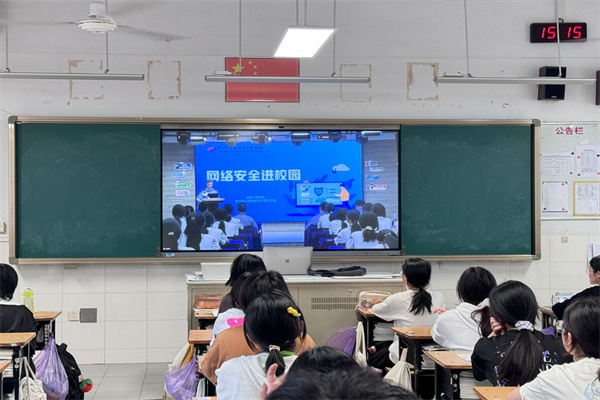 9学生在教室看直播.jpg