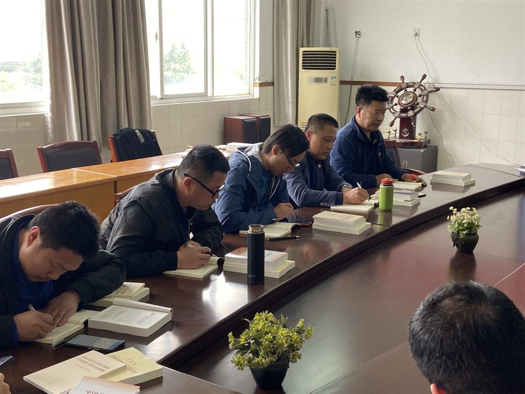 主题党日2党员认真学习.jpg