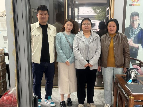 3看望林家建材店实习生.jpg