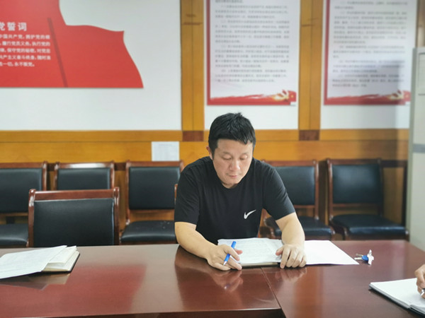 钱轲琛同志宣读入党志愿书.jpg