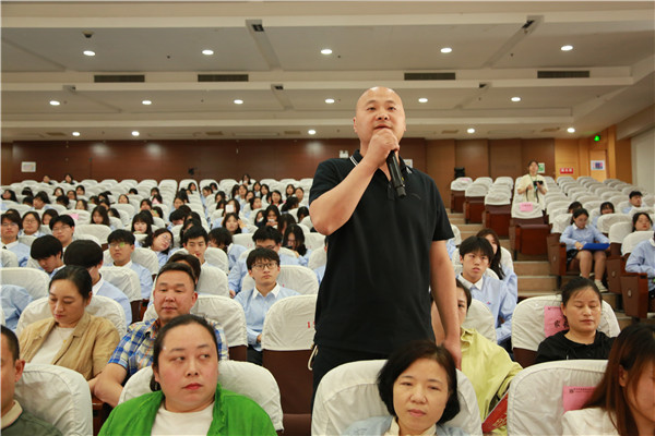 10家长访谈.jpg