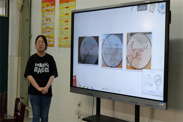 20级同学向面试官进行作品介绍.jpg
