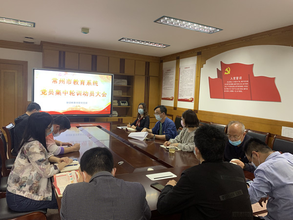 全体党员认真学习.JPG