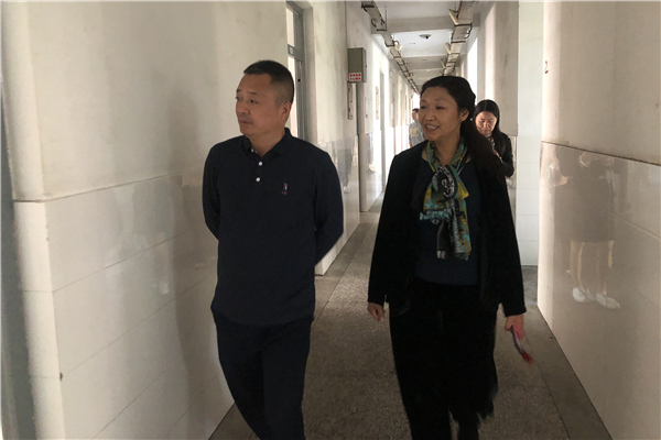 张校长一行走访学生宿舍_副本.jpg