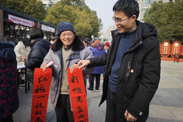 社区居民领取春联.jpg