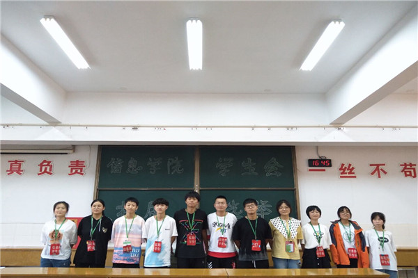 3 当选委员合影_副本.jpg