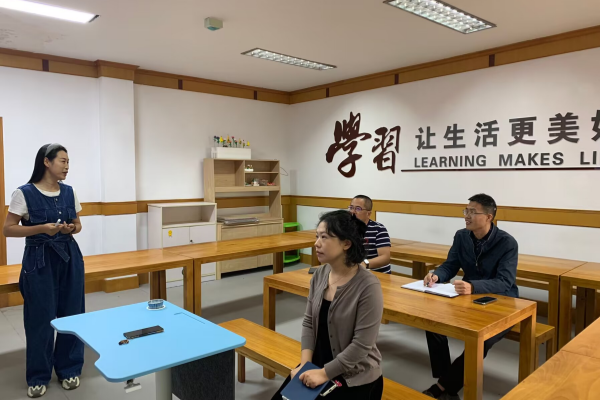 学员认真听讲.png
