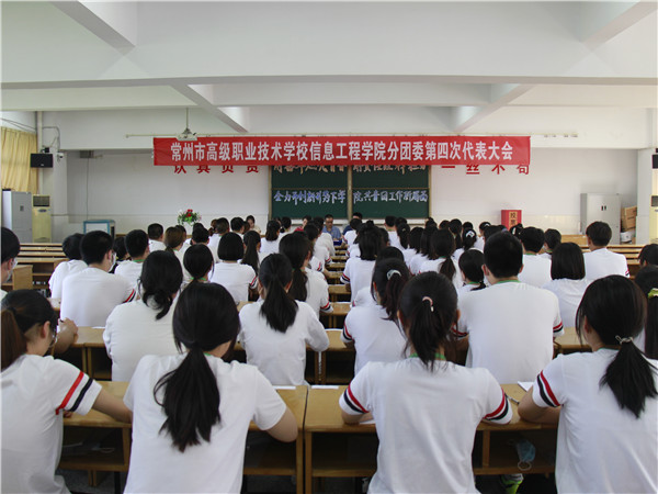 3代表认真聆听_副本.jpg