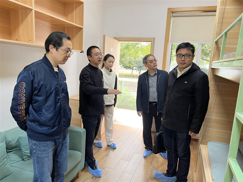 1走访企业之参观员工宿舍.JPG