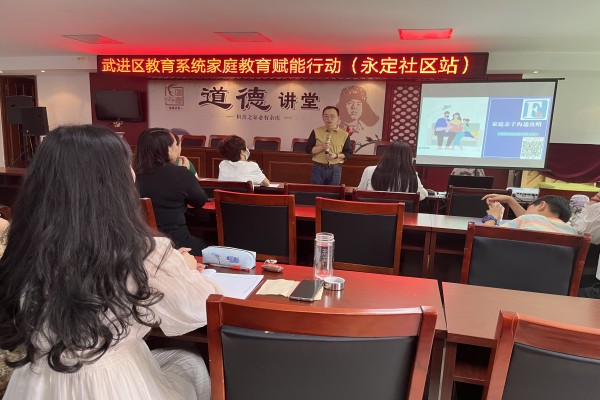庄老师进行讲座.jpg