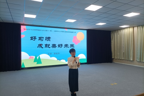 薛老师在讲授.jpg
