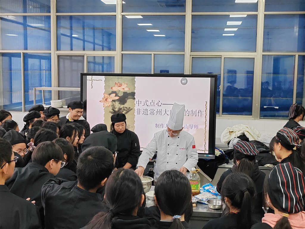 2学生认真学习.jpg