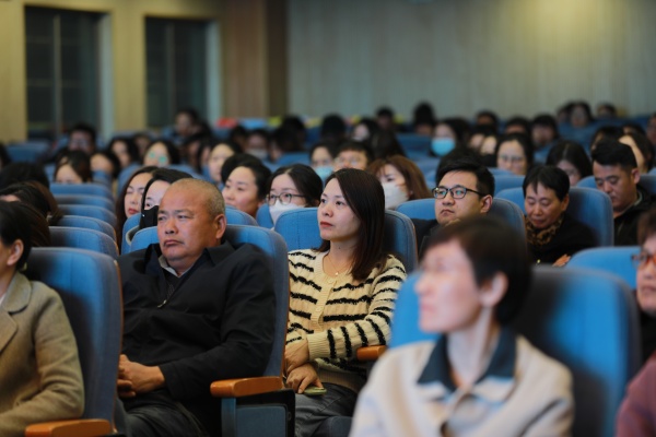 家长们认真聆听.JPG