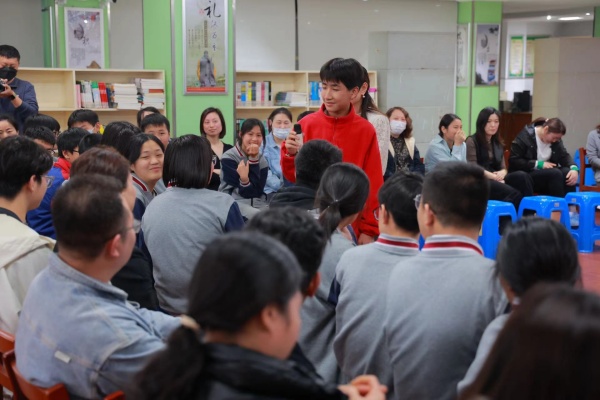 学生与老师互动中.jpg