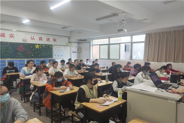 同学们认真参加主题班会_副本.jpg